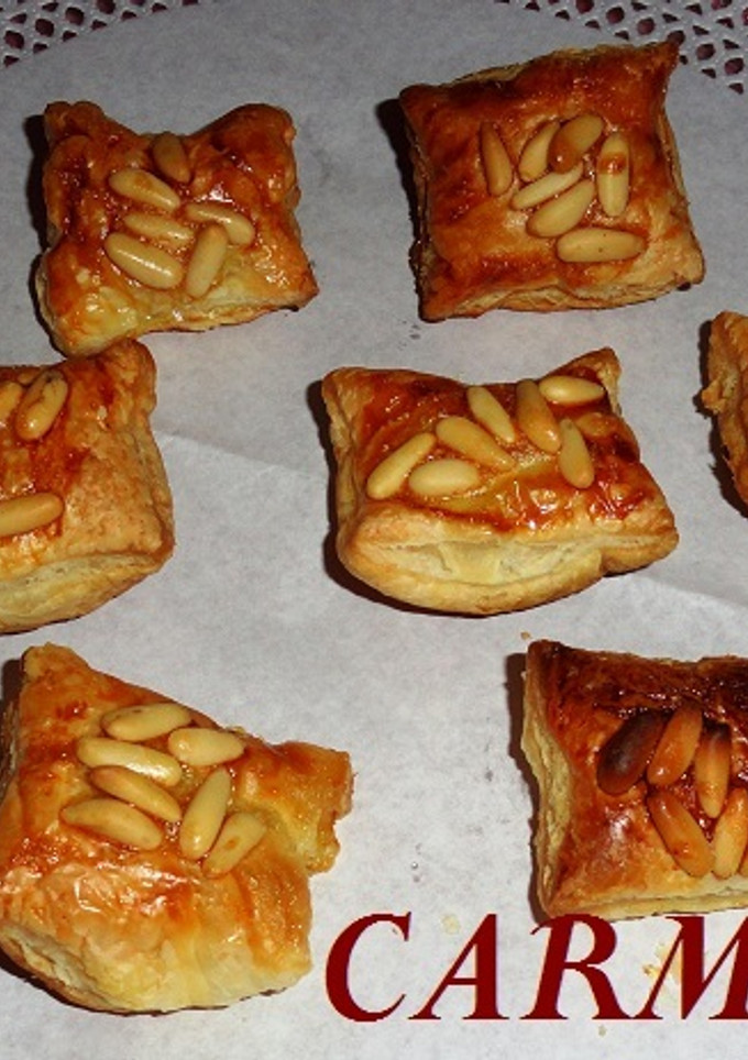 Una foto de Canapés de hojaldre con piñones