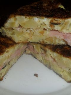 Una foto de Tortilla de papa rellena de jamón y queso