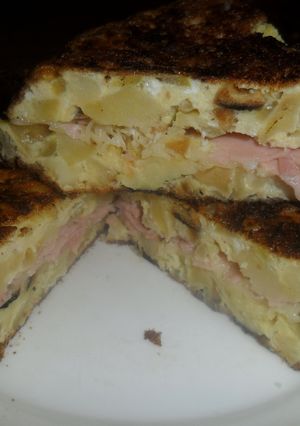 Una foto de Tortilla de papa rellena de jamón y queso