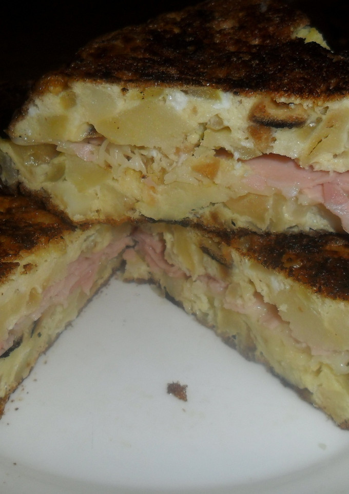 Una foto de Tortilla de papa rellena de jamón y queso