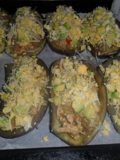 Una foto de Berenjenas gratinadas rellenas de pollo