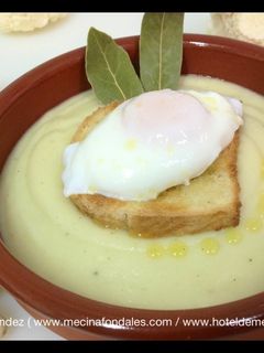 Una foto de Crema de coliflor con huevo escalfado