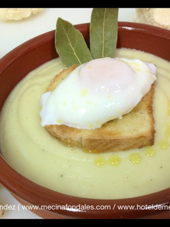 Una foto de Crema de coliflor con huevo escalfado