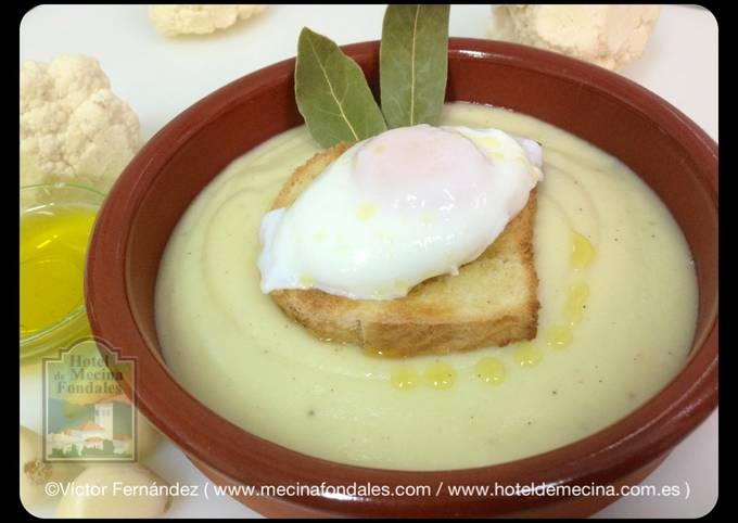 Foto principal de Crema de coliflor con huevo escalfado
