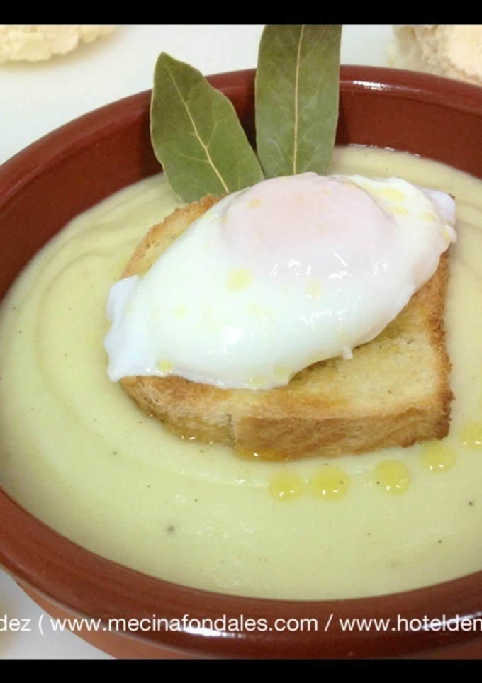 Una foto de Crema de coliflor con huevo escalfado