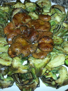 Una foto de Robellones plancha con alcachofas