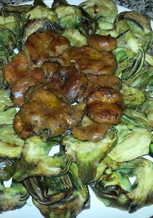 Una foto de Robellones plancha con alcachofas
