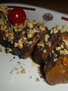 Una foto de Brazo de galletas con dulce de leche y nueces