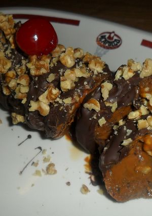 Una foto de Brazo de galletas con dulce de leche y nueces