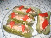 Una foto de pincho de pepinillo