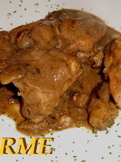 Una foto de Conejo guisado con salsa y setas cultivadas