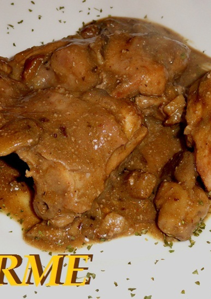 Una foto de Conejo guisado con salsa y setas cultivadas