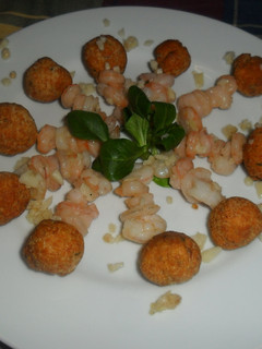 Una foto de Pinchos de gambas al ajo