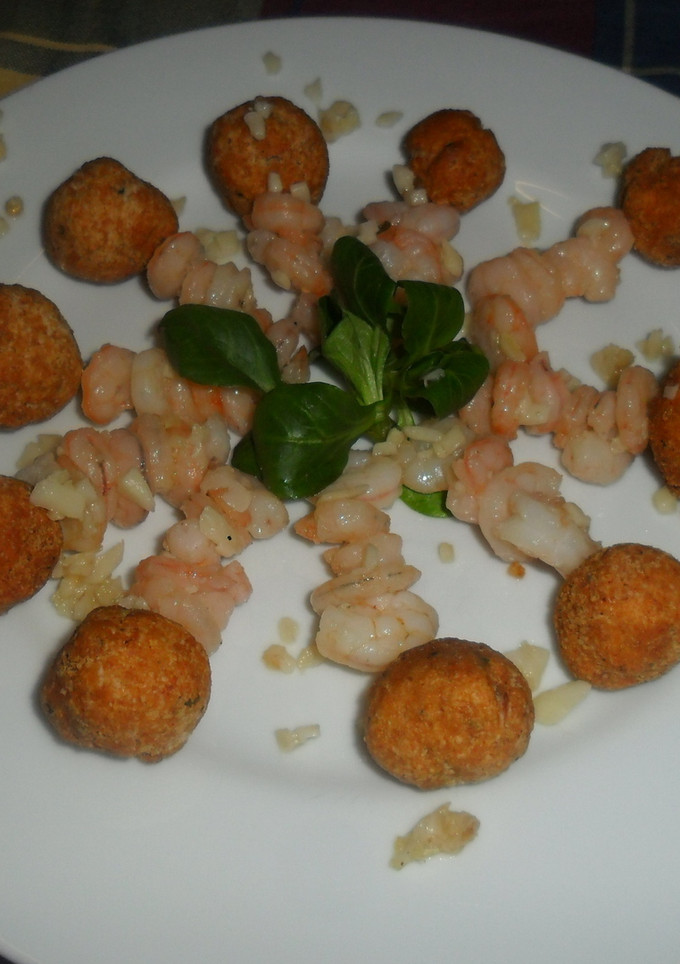 Una foto de Pinchos de gambas al ajo