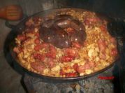 Una foto de migas con embutido y fruta