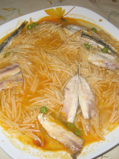 Una foto de Fideos con boquerones