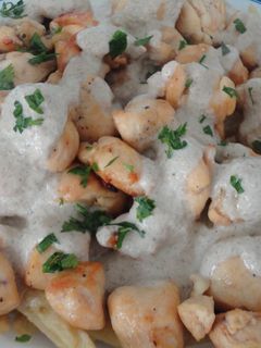 Una foto de Raxo de pollo con salsa de champiñones