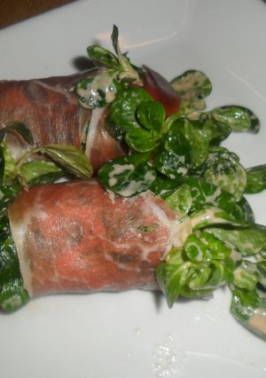 Una foto de Canónigos envueltos en jamón serrano