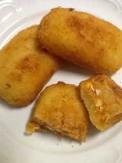 Una foto de Puré de patata relleno rebozado
