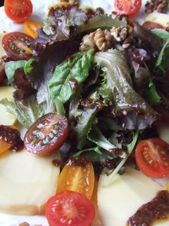 Una foto de Ensalada de queso ahumado con vinagreta