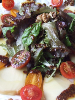 Una foto de Ensalada de queso ahumado con vinagreta