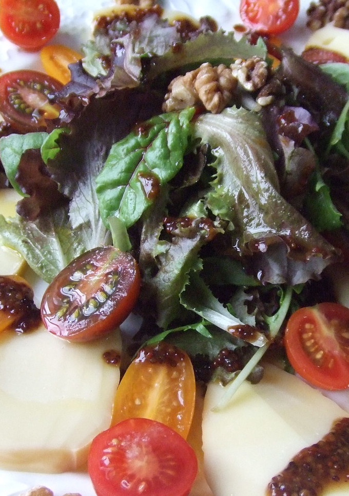 Una foto de Ensalada de queso ahumado con vinagreta