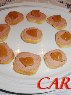 Una foto de Canapés de paté y dulce de membrillo