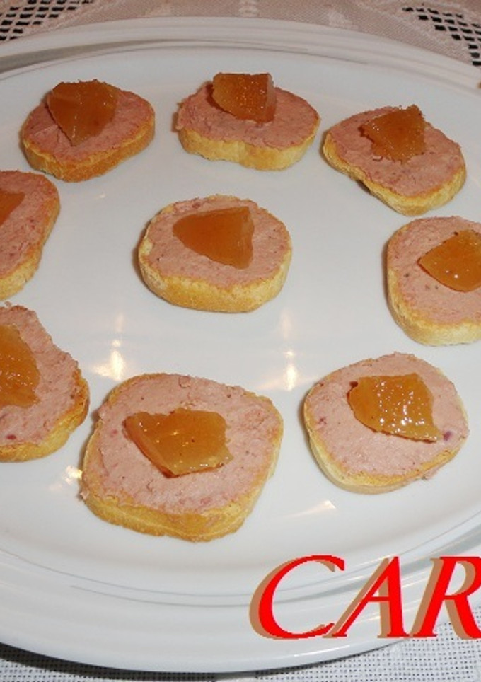 Una foto de Canapés de paté y dulce de membrillo