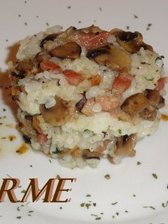 Una foto de Timbal de arroz y champiñones con beicon