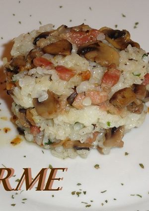 Una foto de Timbal de arroz y champiñones con beicon