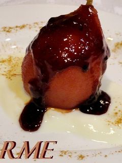 Una foto de Peras con salsa de vino y naranja
