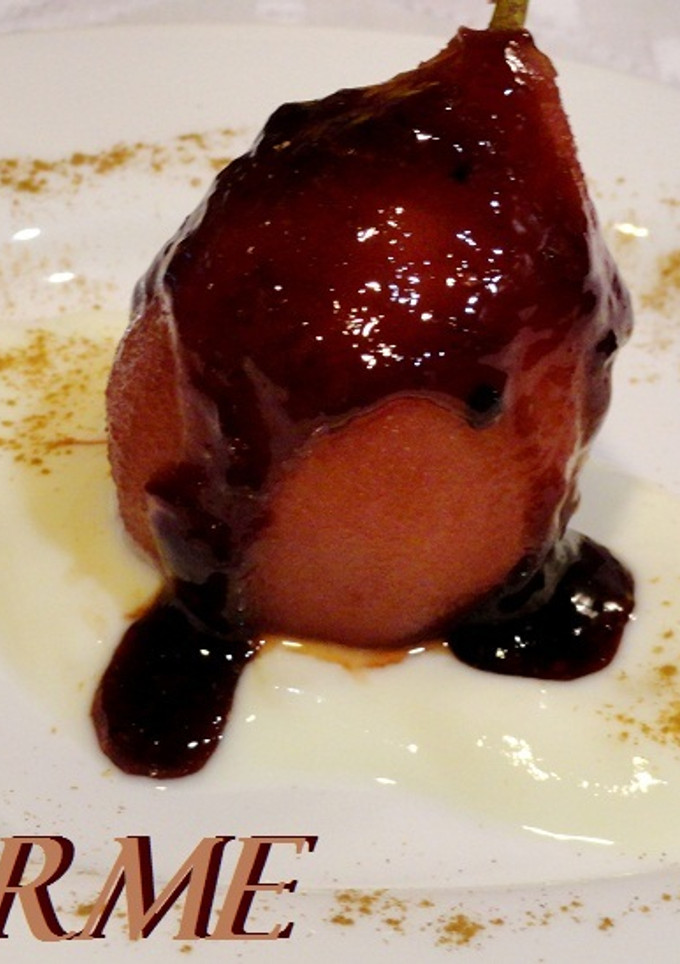 Una foto de Peras con salsa de vino y naranja