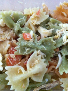 Una foto de Ensalada de pasta con pollo y tomate