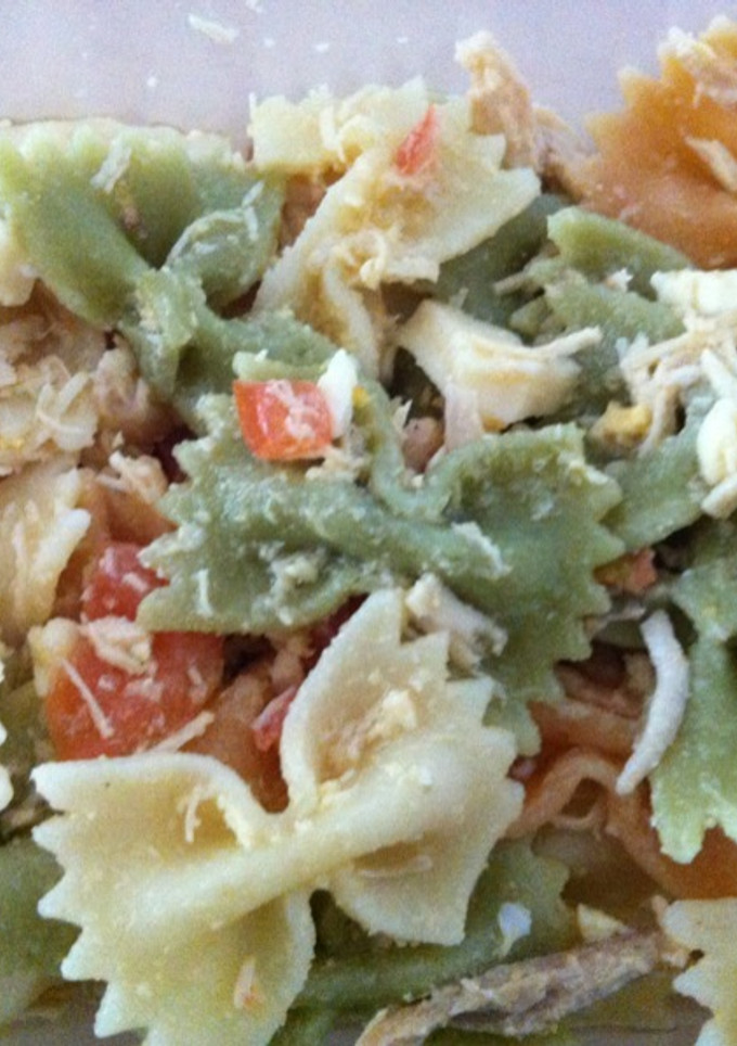 Una foto de Ensalada de pasta con pollo y tomate