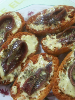 Una foto de Tostas con tomate y anchoas al orégano