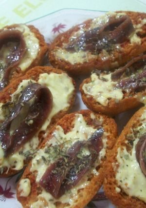 Una foto de Tostas con tomate y anchoas al orégano