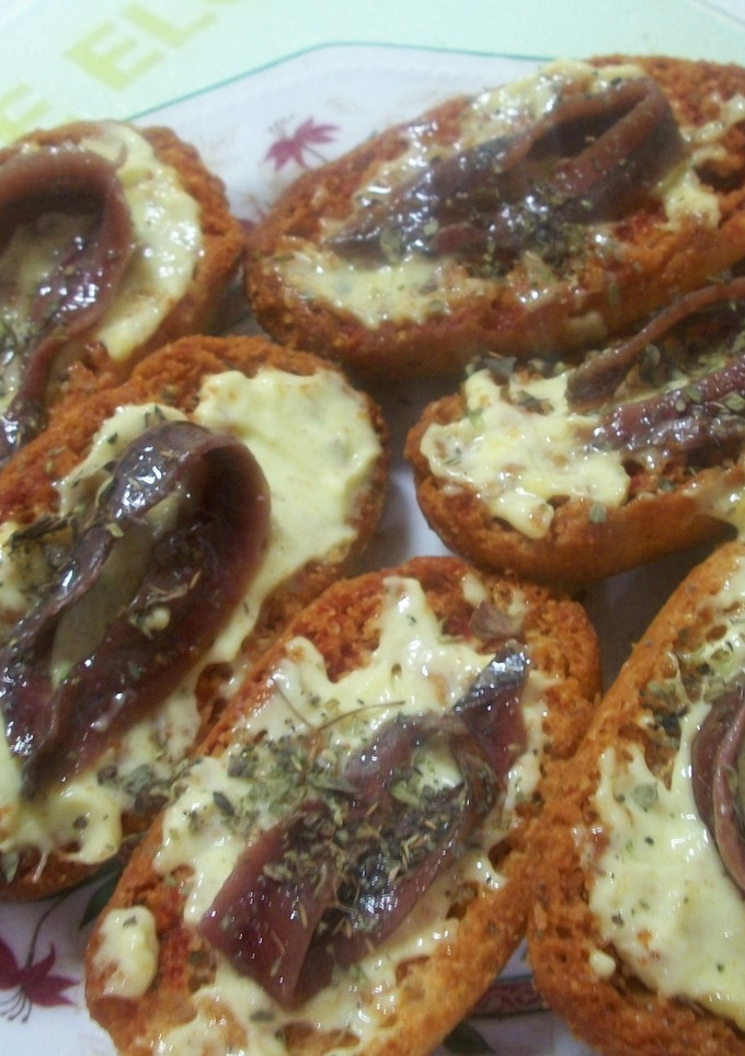 Una foto de Tostas con tomate y anchoas al orégano