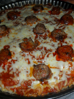 Una foto de Pizza de arroz con chorizos y huevos