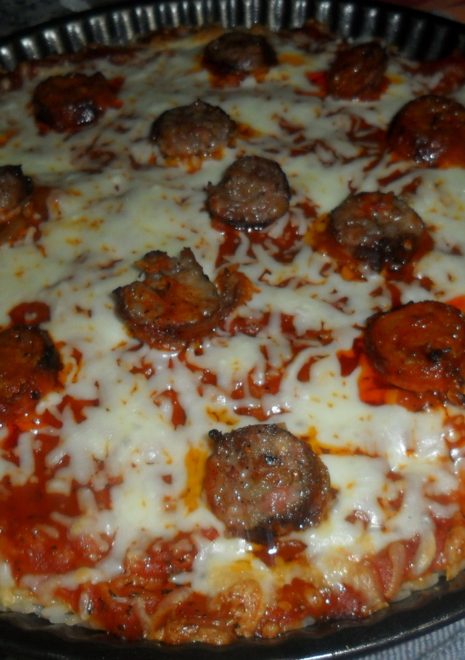 Una foto de Pizza de arroz con chorizos y huevos