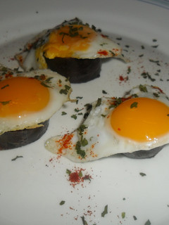 Una foto de Bocaditos de morcilla con huevos de codorniz