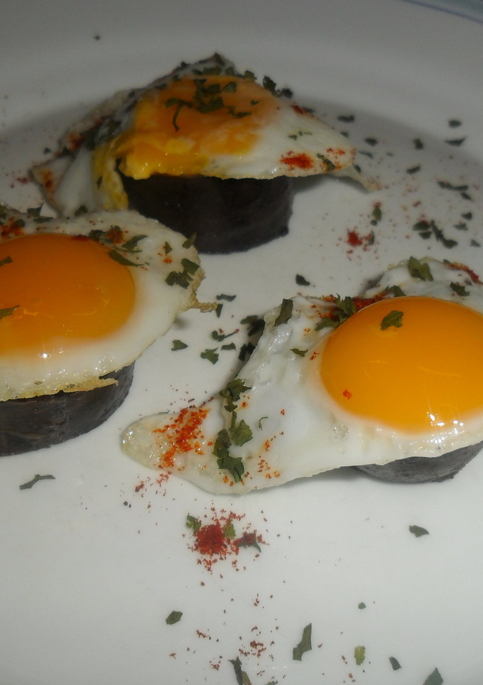 Una foto de Bocaditos de morcilla con huevos de codorniz