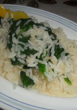 Una foto de Arroz al limón con espinacas