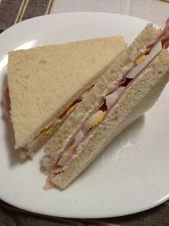Una foto de Sandwich de huevo y jamón