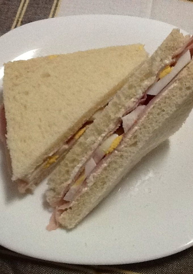 Una foto de Sandwich de huevo y jamón 