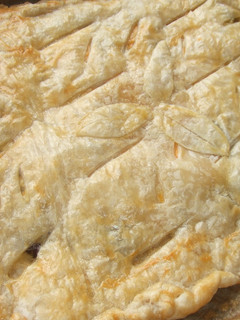 Una foto de Empanada hojaldrada de setas al ajillo