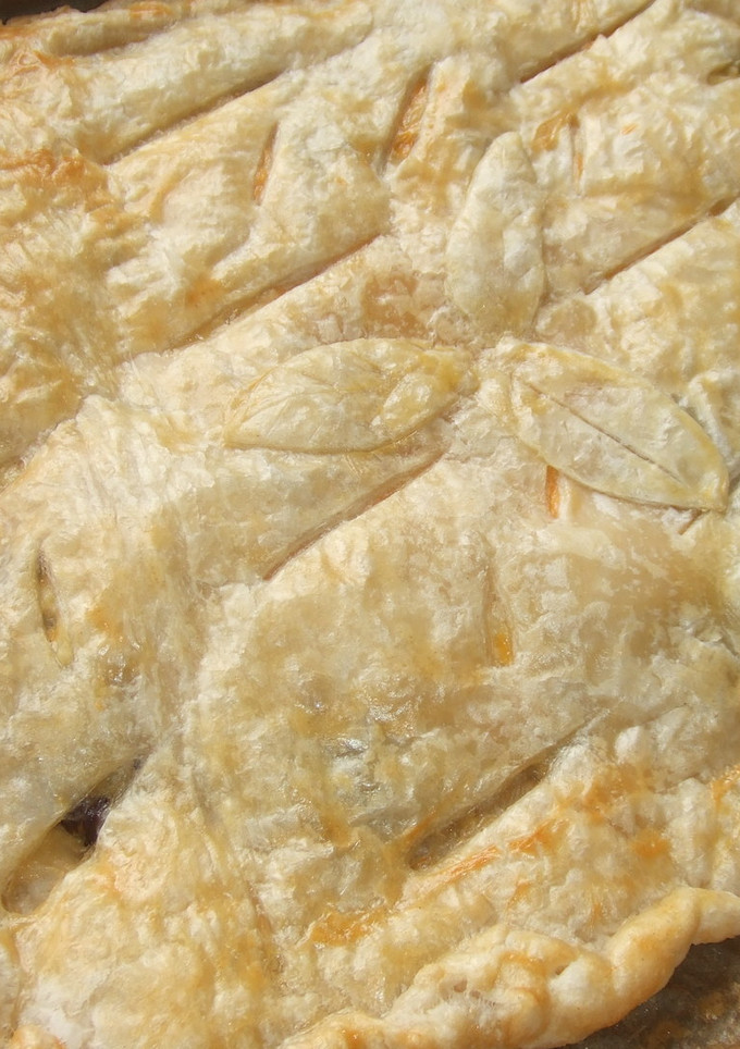 Una foto de Empanada hojaldrada de setas al ajillo