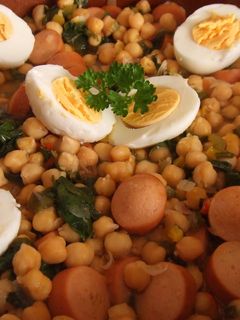 Una foto de Potaje casero de garbanzos, salchichas y huevos