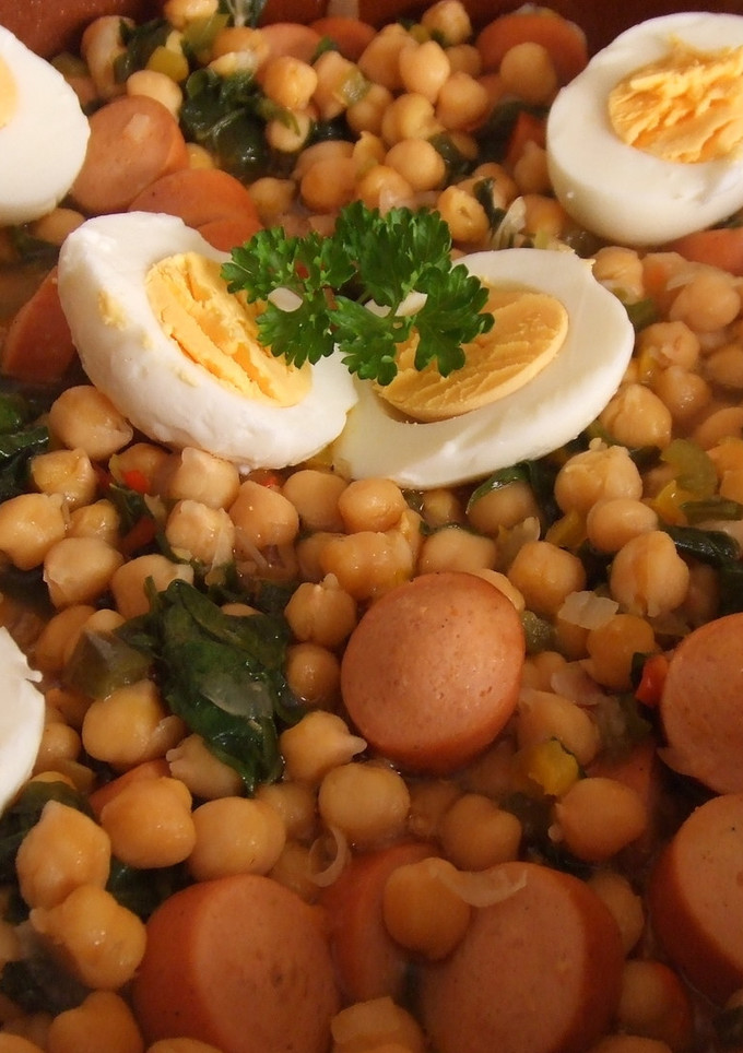Una foto de Potaje casero de garbanzos, salchichas y huevos