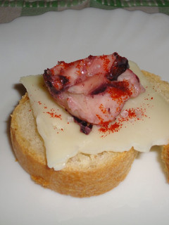 Una foto de Pintxo de pulpo a feira con queso