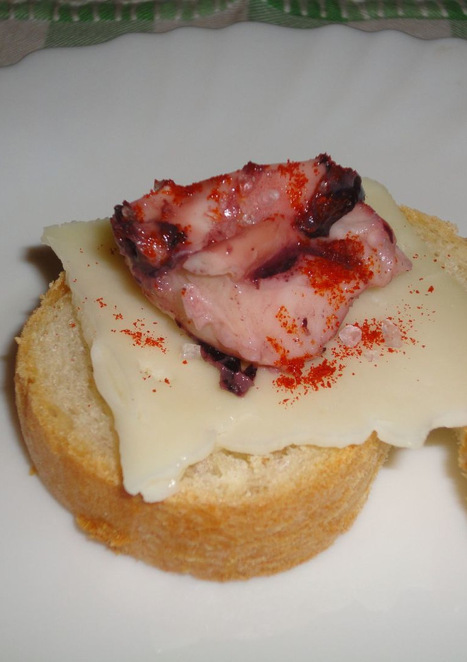 Una foto de Pintxo de pulpo a feira con queso